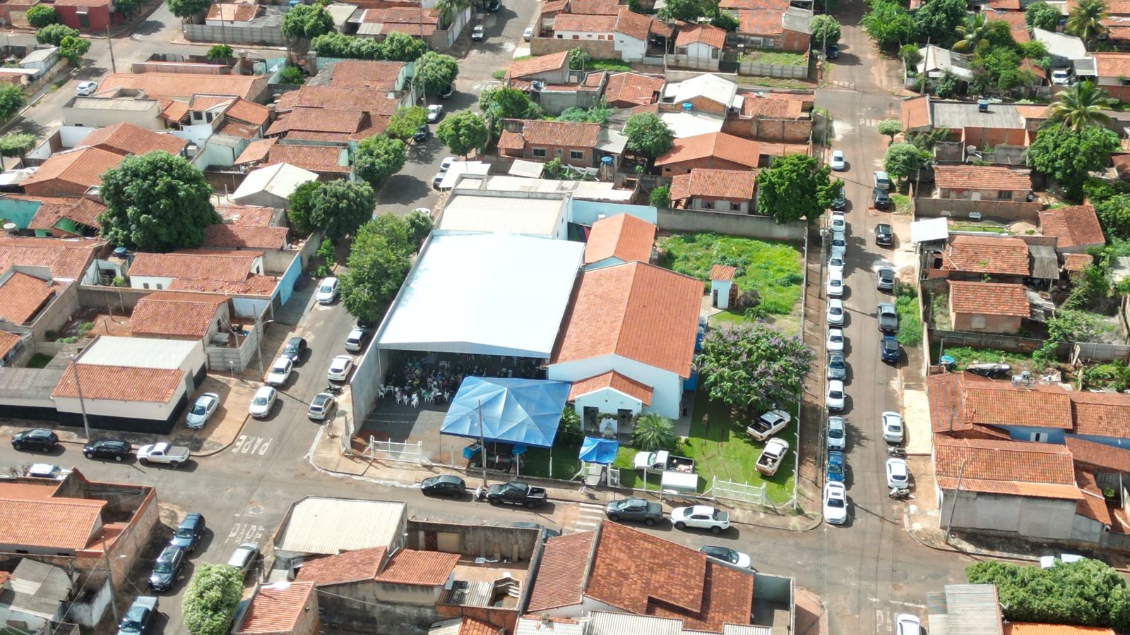 Vista aérea completa do complexo paroquial